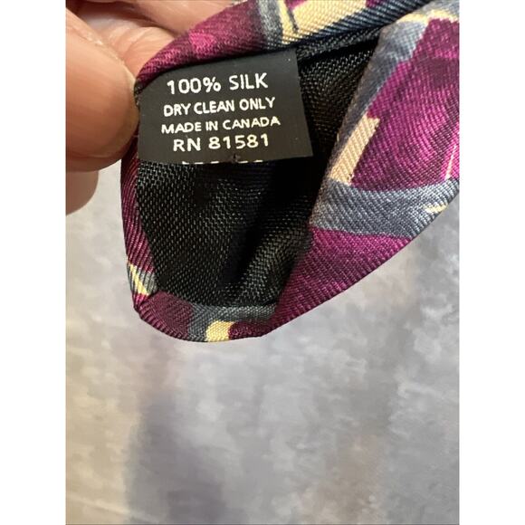 Metropolitan Museum Of Art Tie Silk Maroon Geometric Print 4"x58" - Picture 4 of 4